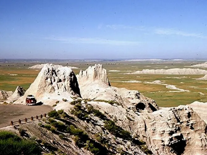 Uns drängte es weiter Aus der Prärie aus den Badlands wuchsen vor uns die - фото 19