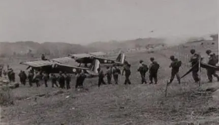 Das 2 BEP marschiert an zwei Aufklärungsflugzeugen Fieseler Storch vorbei - фото 12