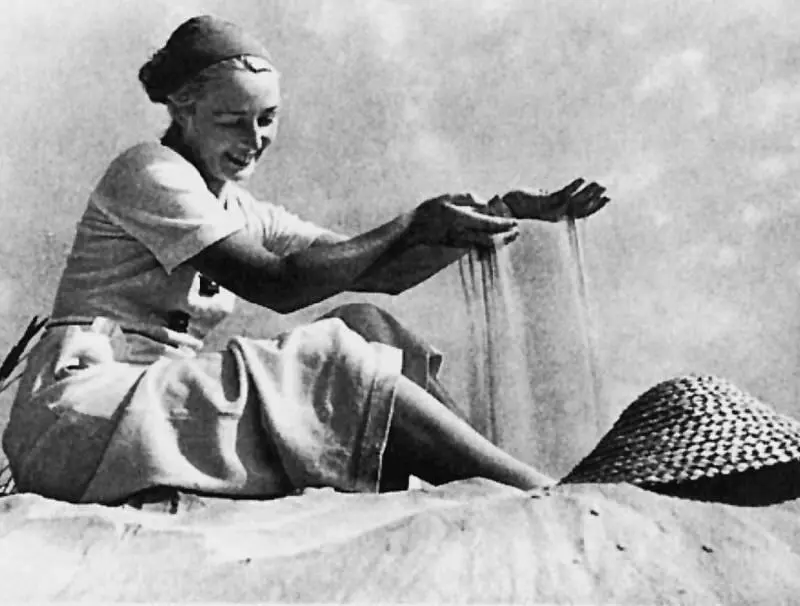 Пляжные костюмы разработанные для БДМ в 1940 году После окончания службы в - фото 102