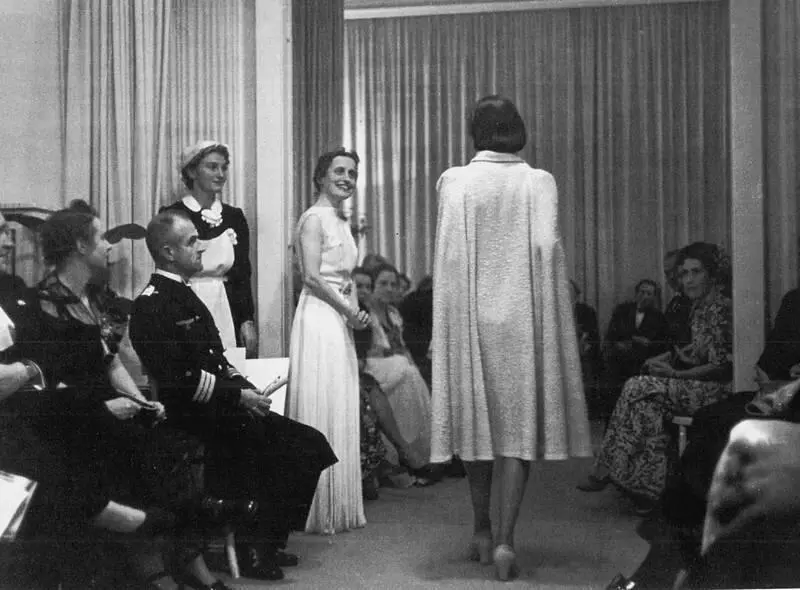 Показ моделей на открытии Управления моды Франкфурта 19 ноября 1938 года - фото 160