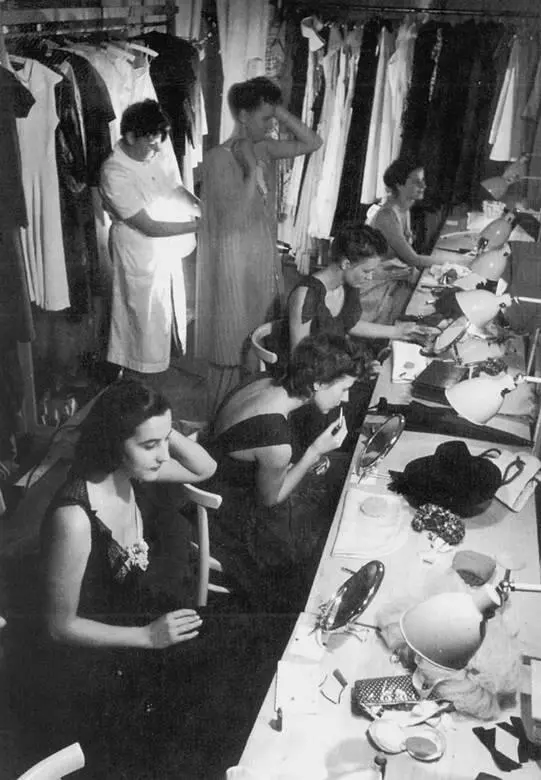 Ученицы готовятся выйти на подиум В немецких журналах и газетах было несколько - фото 168