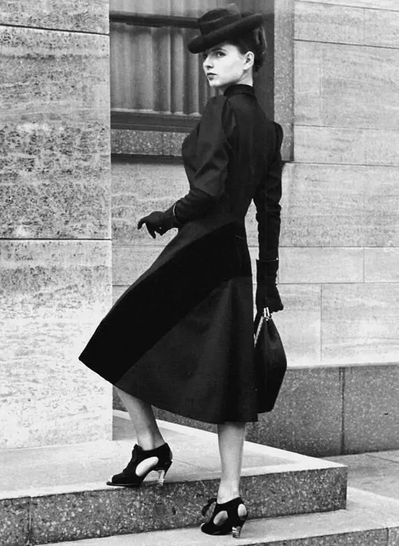 Черный шерстяной костюм девушка демонстрирует у здания ИГФарбен во - фото 174