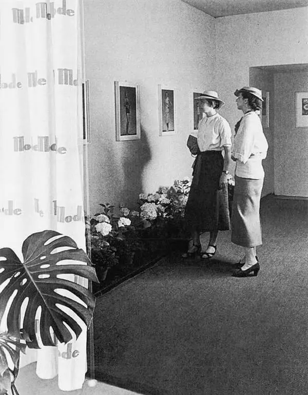 Посетительницы рассматривают фотографии на выставке модной фотографии 1935 - фото 177