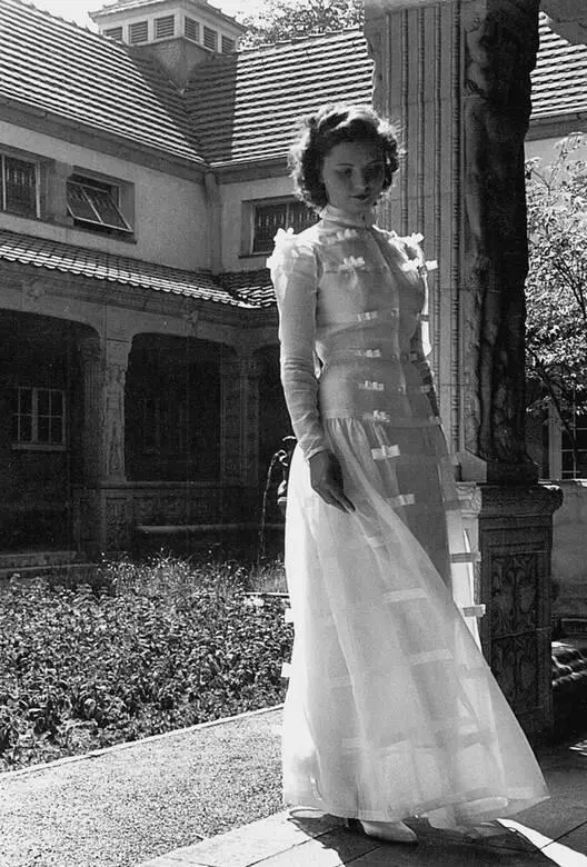 Летнее вечернее платье из белой органди 1941 год Согласно мысли немецкого - фото 179