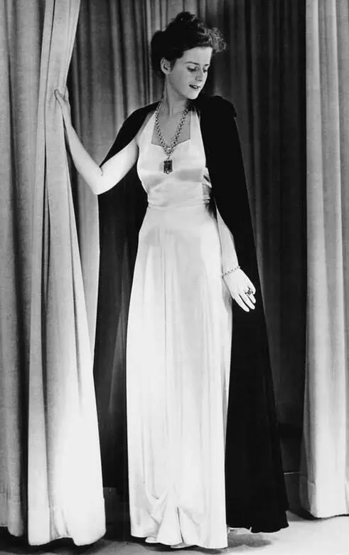 Вечернее платье из белого сатина 1938 год В 1920х годах репортажная - фото 181