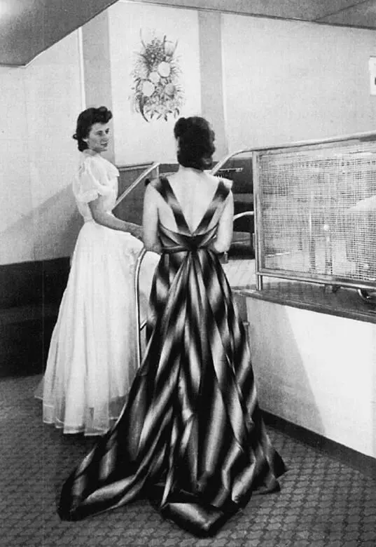 Фотосерия имитирующая полет модных дам на дирижабле 1938 год - фото 183