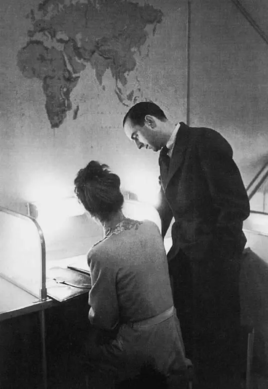 Фотосерия имитирующая полет модных дам на дирижабле 1938 год - фото 184