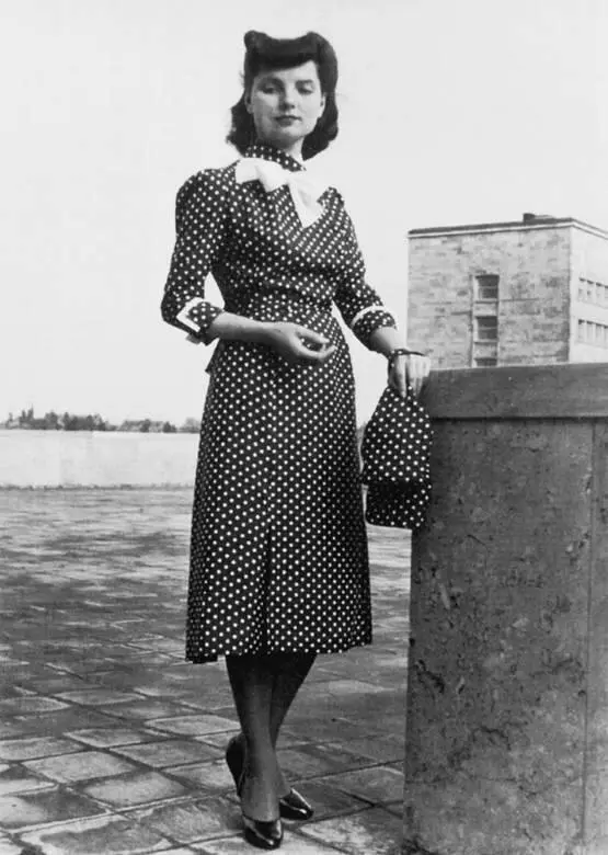 Фотографии моделей сделанные у здания ИГФарбен во ФранкфуртенаМайне - фото 188