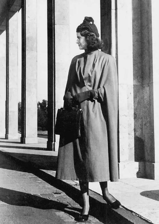 Фотографии моделей сделанные у здания ИГФарбен во ФранкфуртенаМайне - фото 189