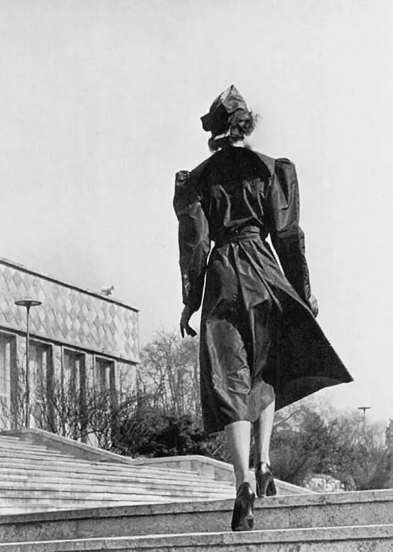 Фотографии моделей сделанные у здания ИГФарбен во ФранкфуртенаМайне - фото 190