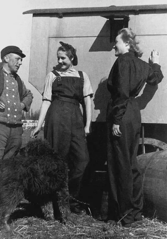 Ученицы Управления моды Франкфурта которые демонстрируют рабочую одежду - фото 203