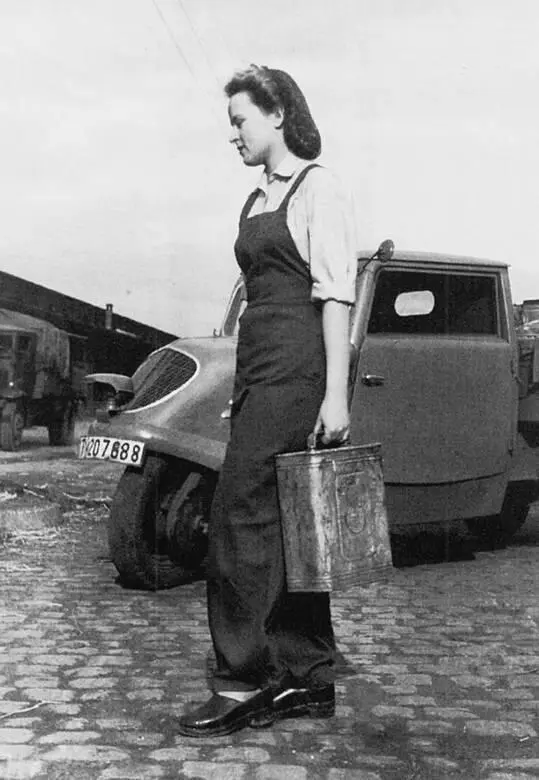 Ученицы Управления моды Франкфурта которые демонстрируют рабочую одежду - фото 204