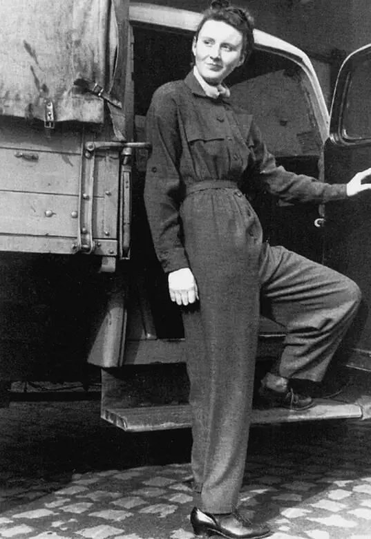 Ученицы Управления моды Франкфурта которые демонстрируют рабочую одежду - фото 205