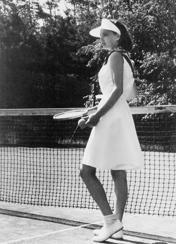 Костюм для игры с теннис 1940 год Шляпка из войлока украшенная перьями - фото 225