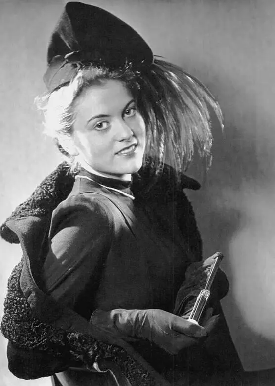 Шляпка из войлока украшенная перьями 1940 год К 1943 году в Третьем рейхе - фото 226