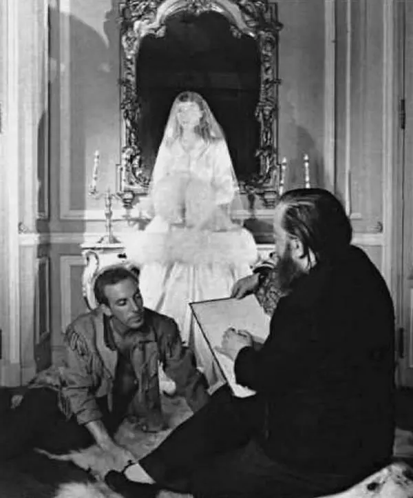 Жак Фат проектирует новую модель женского платья Насколько французское - фото 254