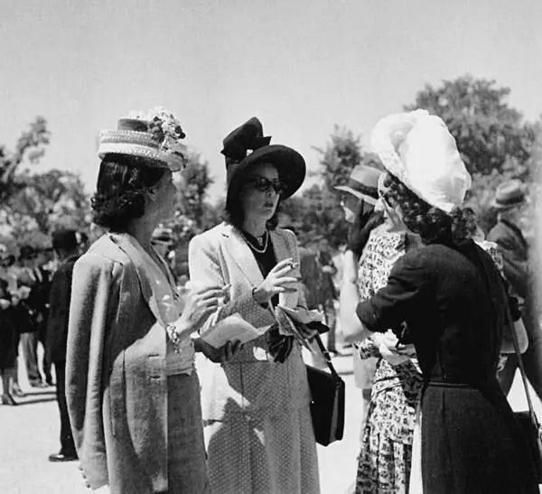 Французские модницы на бегах Сигнал 1942 год Дни строгости закончились - фото 279