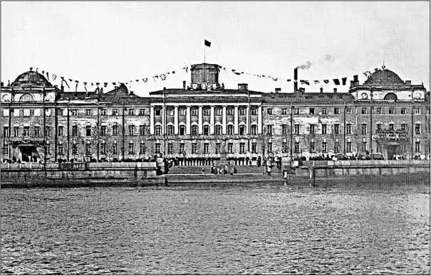 Здание Военноморского училища им МВ Фрунзе 1920е гг Учебный крейсер - фото 1