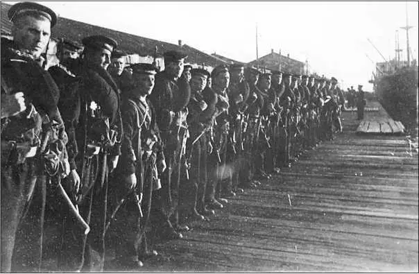 Эвакуация морской пехоты из Одессы в Севастополь Октябрь 1941 г Посадка - фото 35