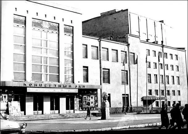 Концертный зал в Тюмени 1970е гг Поэты Е Евтушенко Б Окуджава А - фото 18