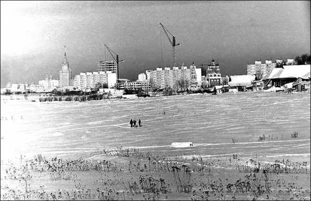 Новостройки на югозападе Москвы 1970е гг Купание на окраине Москвы - фото 23