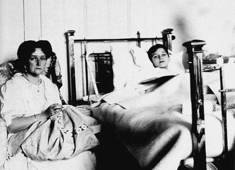 Императрица Александра Федоровна с Цесаревичем во время его болезни 1900е гг - фото 5