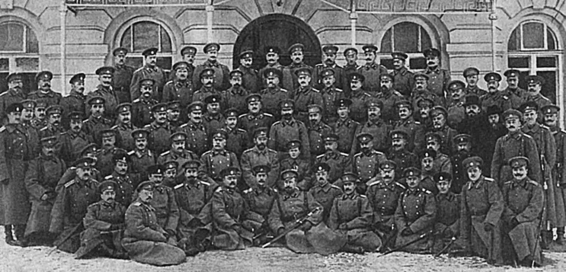 Император Николай II и Цесаревич Алексей среди офицеров Ставки19151916 гг - фото 29