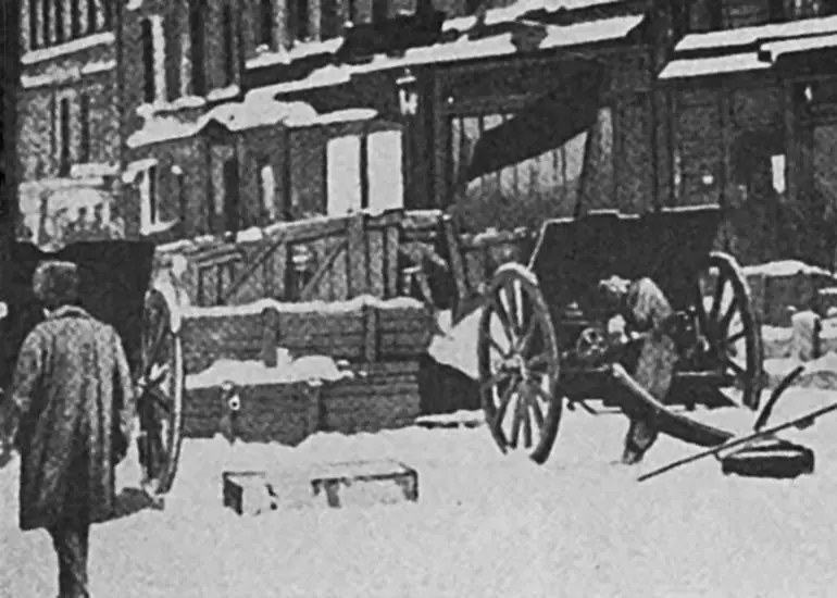 Баррикады на Литейном проспекте в Петрограде Февраль 1917 г Очередь за - фото 36