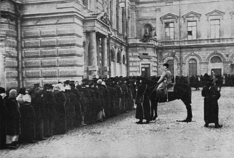 Очередь за хлебом в Петрограде Начало 1917 г Отречение Императора Николая - фото 37