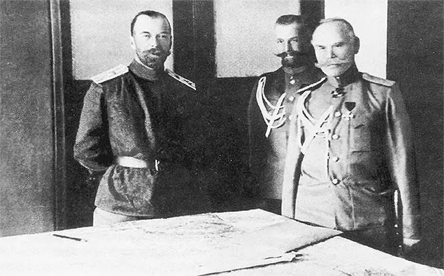 Император Николай II с генераладъютантом М В Алексеевым и генералом М С - фото 24