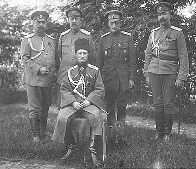 Главнокомандующий ЮгоЗападным фронтом А А Брусилов с офицерами штаба 1916 - фото 28