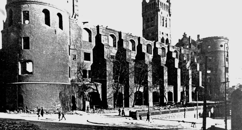 Королевский замок в 1944 году В поднявшейся суматохе никто из пруссов не - фото 22