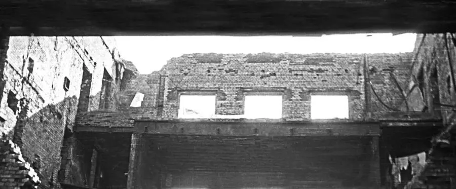 В 1967 году в руинах Штадтхалле еще ютились люди Когда в 1967 году мне - фото 210