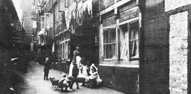 Familie in einem Hof in Hamburgs Gängevierteln Innerhalb ihrer Kreise zerstören - фото 9