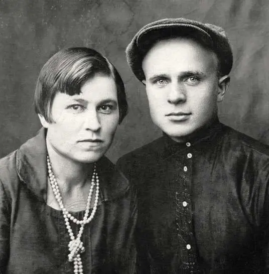 Пара рабочих одетых под нэпманов Середина 1920х годов Архив О А - фото 625