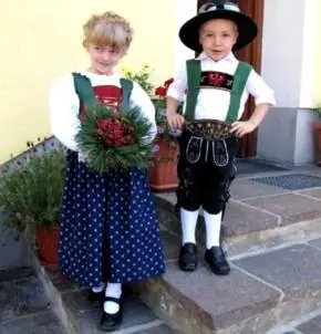 Wir haben heute die weißen Kleider an und ich habe mir einen großen - фото 8