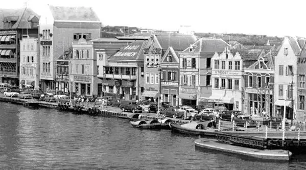 Hafen von Curacao Unser Schiff legte jedoch fast mitten in der Stadt an und da - фото 12
