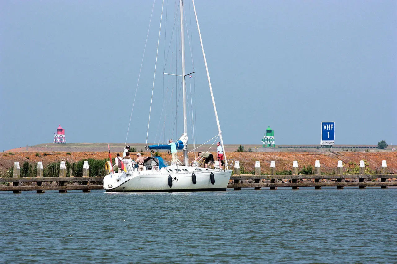 Foto Eine Chartercrew hat im Nieuwe Voorhaven vor der Marina Stavoren - фото 2