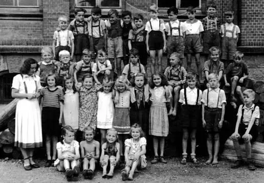 Irgendwann wurde im Schulkeller eine Schulspeisung eingerichtet an der ich von - фото 9