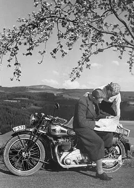 Bild 10 Das Motorrad mit dem sie Deutschland und Österreich bereisten hatten - фото 11