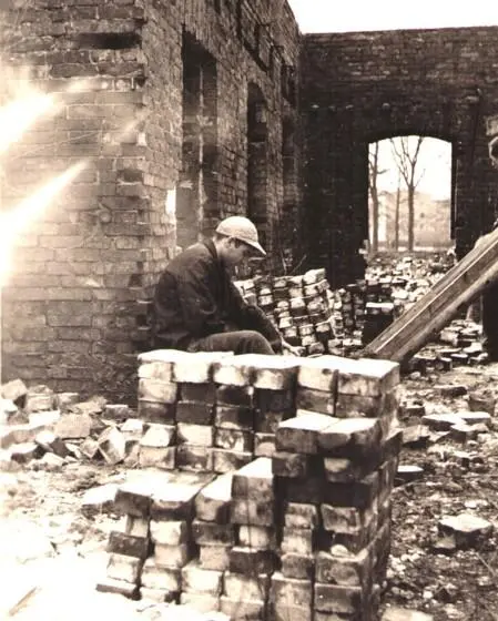 Der Autor beim Steineklopfen Haus Goldener Boden vor und nach dem - фото 35