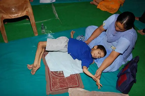 Bild 1 Geistig und körperlich behindertes Punjabi Kind Die Ergebnisse fanden - фото 2