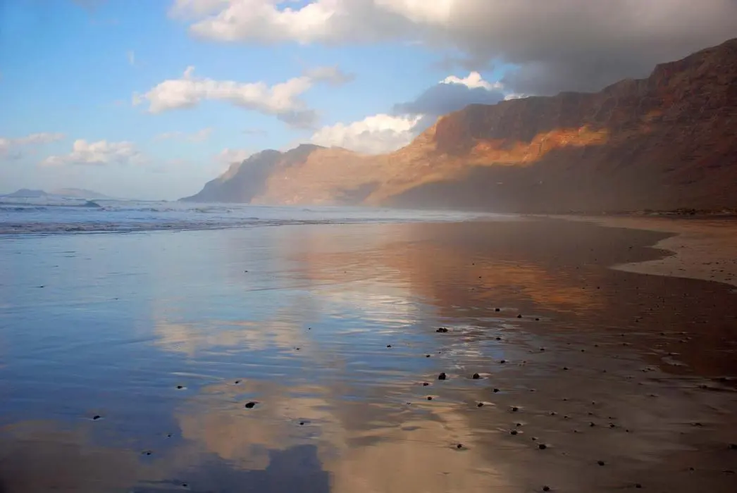 Der Sand ist fein der Strand ist breit und weitläufig Einhundert Meter misst - фото 3