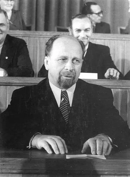 Der Staatsratsvorsitzende zu dieser Zeit hieß Walter Ulbricht 1 Eins seiner - фото 2
