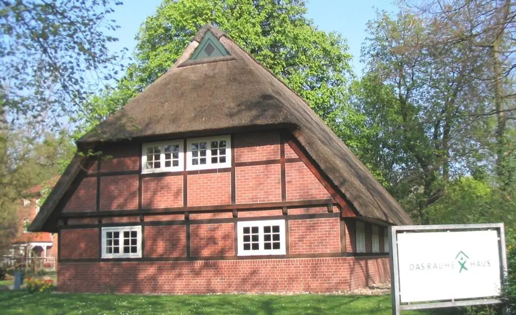 Das nach Kriegszerstörung rekonstruierte alte Rauhe Haus auf dem - фото 13