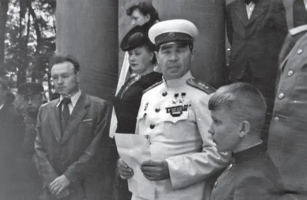 Отец с генералом В И Чуйковым Веймар 1945 год Мне 21 год Одна из - фото 39