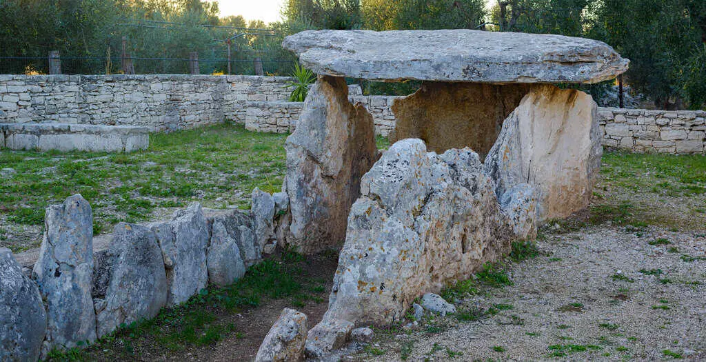 El dolmen de Chianca en Pisceglie Bapeuceta Shutterstockcom 730 a C - фото 184