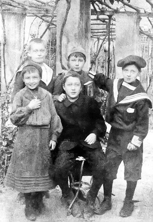 Ася и Марина со своими друзьями Нерви 1903 г Нерви В Нерви десятилетняя - фото 12