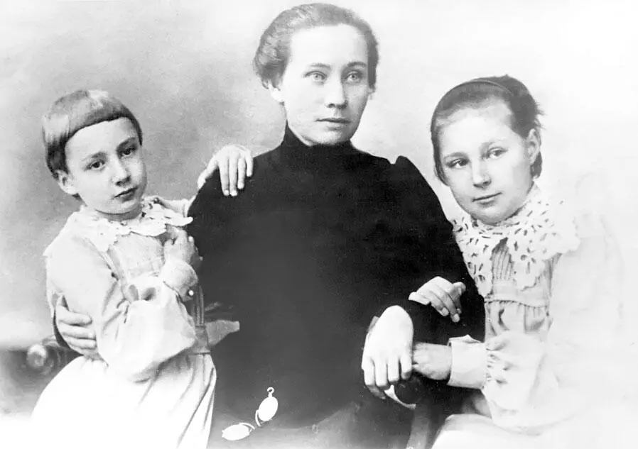 Ася и Марина с А И Доброхотовой Ася и Марина с Владимиром Кобылянским - фото 14