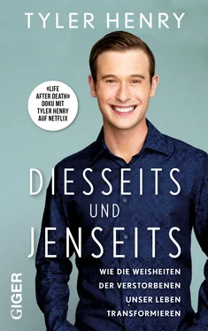 Tyler Henry Diesseits und Jenseits обложка книги